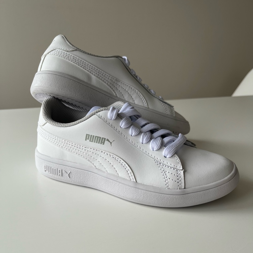 Brand New Puma Smash v2 Leather Sneakers For Big Kids Size 13,5